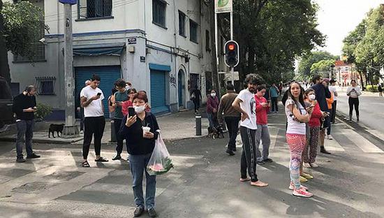 地震发生后,人们站在墨西哥城的街道上。