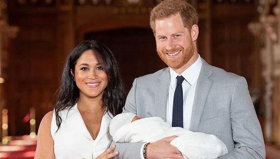  2019年5月，哈里王子和梅根抱着刚出生的儿子在温莎城堡合影