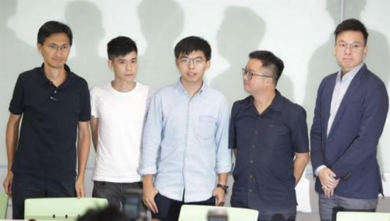 2019年9月,“港独”分子黄之锋(中)、朱凯迪(左一)和岑敖晖(左二)勾结台湾民进党,与民进党高层林飞帆会面(右一)