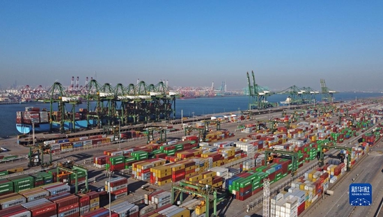 这是2021年12月18日拍摄的天津港太平洋国际集装箱码头（无人机照片）。新华社记者 赵子硕 摄
