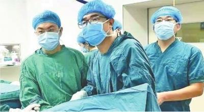 黄志亮前排（右一）带领团队手术中。通讯员供图