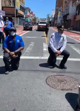 纽约警方单膝下跪（视频截图）
