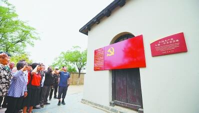 党员干部要时刻铭记党的性质和宗旨，始终坚持全心全意为人民服务，不忘初心、牢记使命。图为党员在西柏坡中国共产党七届二中全会会址前重温入党誓词。新华社发