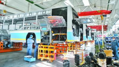 昨天下午，北汽福田欧辉客车工厂正在为北京公交装配新能源客车。 本报记者 邓伟摄