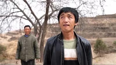 ▲3月26日,告诉父亲决定移居新疆后,曹永平回过身来,忍住没有让泪水流下来。