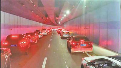 私家车主有秩序避让 消防车5分钟通过隧道