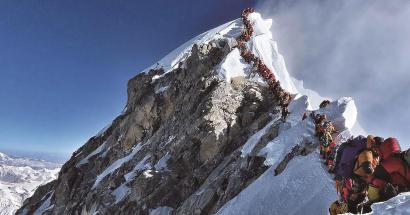 今年5月，攀登珠峰的登山客排起长龙图GJ