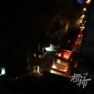  疑似救援消防车进入小区后临时被挡视频截图