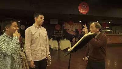  学生戴望尘（左）和王学平（右）