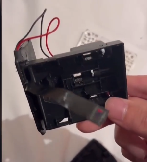 情侣入酒店3天后发现床前插座装了针孔摄像头