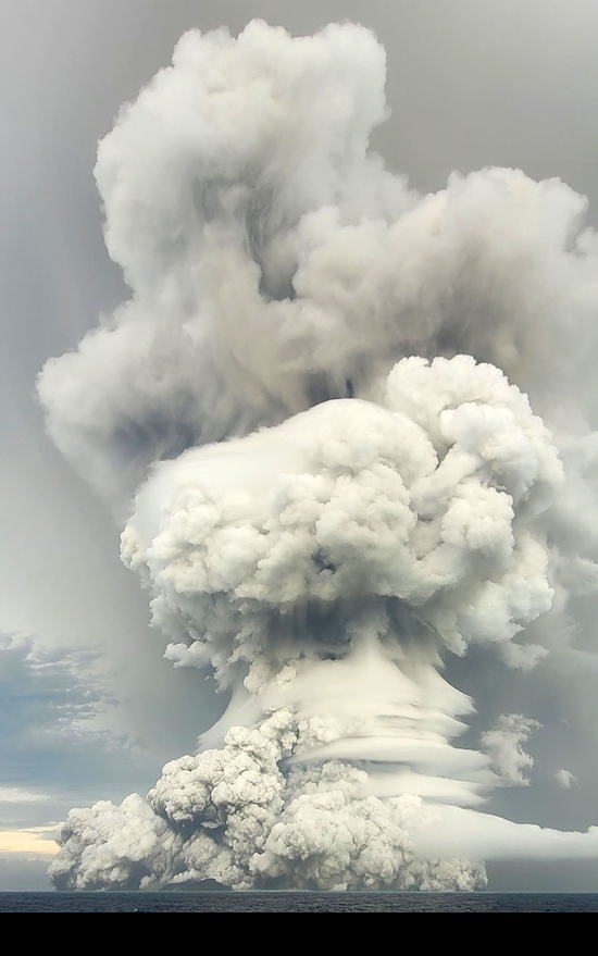 当地时间1月14日17时14分，火山喷发。 Taaniela Kula_ TGS 图