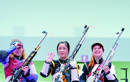 7月24日,中国选手杨倩在东京奥运会射击女子10米气步枪决赛中夺冠.