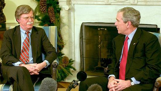 2006年12月4日，美国华盛顿，美国总统小布什（右）在白宫椭圆型办公室接受博尔顿的辞呈。图片来源：视觉中国