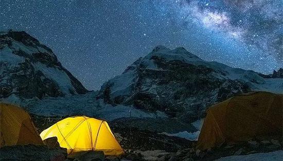 登顶途中的夜间营地。(图片来源:范波)