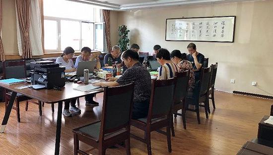 调查组在进行审计。 摄影:曾金秋