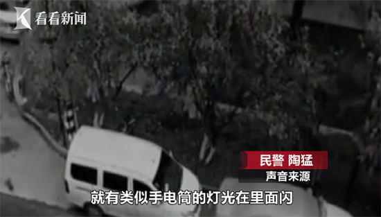 发现有人砸车盗窃 男子淡定装作路人与小偷＂对