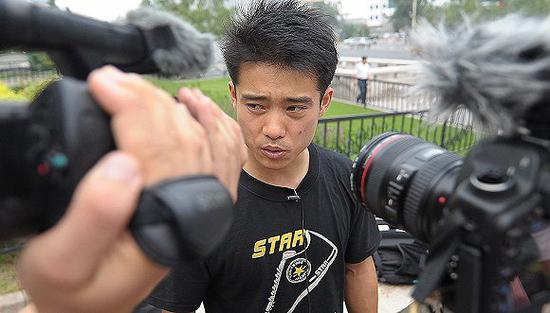 张尚武受到媒体关注,接受采访。(图片来源:视觉中国)