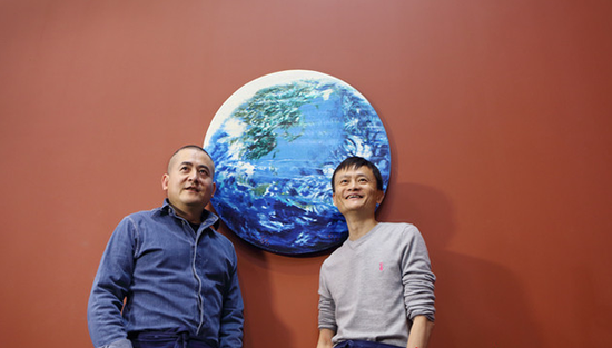 ·马云和曾梵志(左)站在共同合作的《桃花源》前合影。