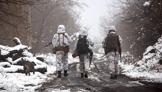 2021年12月7日，乌克兰顿涅茨克Katerinivka，乌克兰士兵走在前线上。图片来源：视觉中国