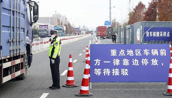 11月28日江苏淮安一处高速口。图片来源：视觉中国