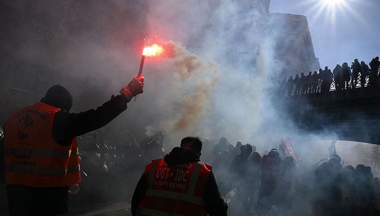 1月19日，法国马赛，一名抗议者在抗议集会上挥舞着烟雾弹。图片来源：视觉中国