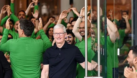 4月18日，印度孟买，苹果在印度第一家零售店正式开业，苹果CEO库克看着欢呼的员工。图源：视觉中国