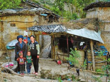 村民某色拉博家在“悬崖村”的土房。 记者 尹钢 摄