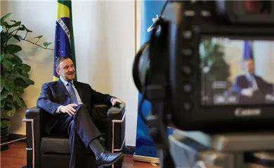 巴西驻华大使保罗·瓦莱接受人民日报海外网专访。（海外网 付勇超 / 摄）