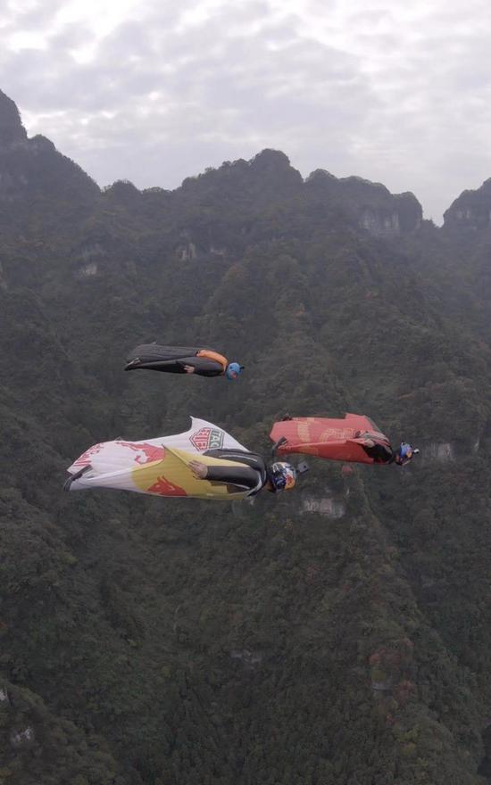 在天门山飞了一千多次 资深翼装飞行员揭秘这项