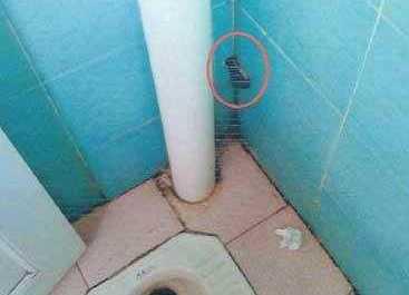 女子洗澡总感觉不自在 扒开墙角发现邻居在
