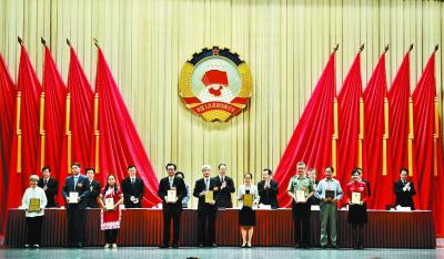 于海(前右三)在全国政协会议期间提交的有关国歌立法的提案获优秀提案。
