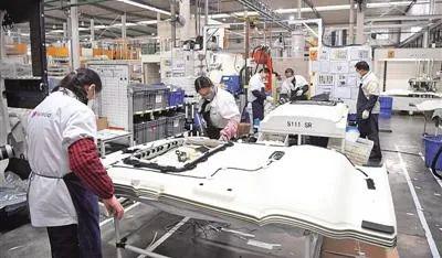  重庆空港工业园某汽车零部件公司，工人在生产线上忙碌。图源新华社