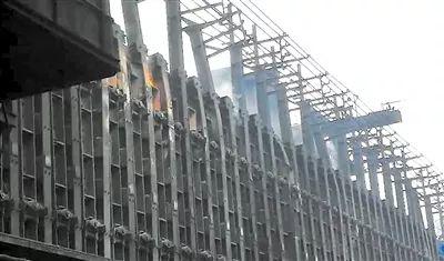 督察组发现，吕梁市金桃园焦化公司焦炉四处冒火、浓烟滚滚