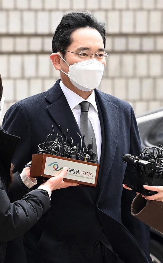  李在镕18日出庭受审，一语不发。（《首尔经济》）