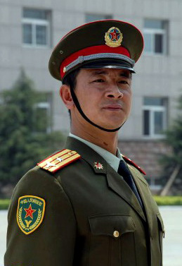 穿87式夏常服的预备役少校，其军衔肩章上有大写的字母“Y”。