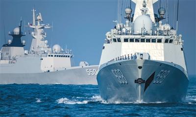 4月26日,青岛,参与演习的中国人民解放军海军日照舰(舷号598)和潍坊舰