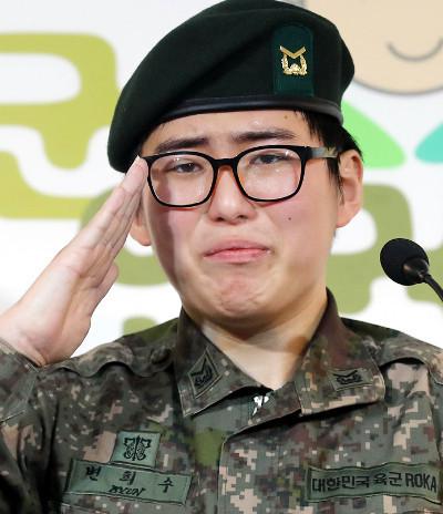 韩国军人出国变性后被强制退伍 意外死于家中