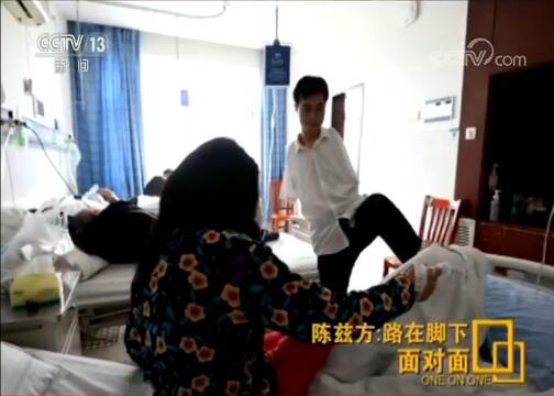 △从刷牙到吃饭，从打点滴到喂药，陈兹方精心照料着住院的母亲