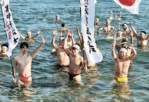  在热海市冬泳的年轻人（静冈新闻）