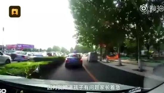 夫妻拦车求送孩子就医:不走你看我干死你(图)