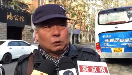 2018年12月13日，被害人杨俪萍的父亲杨敢连在上海市高级人民法院外接受新京报记者采访。