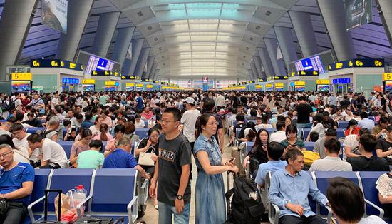 京沪高铁晚点:京沪高铁沿线列车晚点:部分旅客滞留北京南站