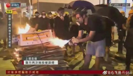 港媒视频截图显示，一名西方面孔人士在教暴徒点火。