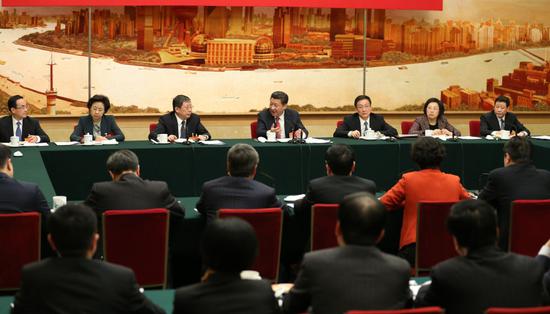 ↑2015年3月5日,习近平参加十二届全国人大三次会议上海代表团的审议。