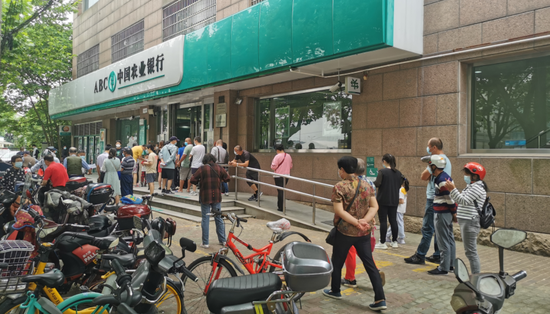 排队上地铁,理发要等1个多小时,洗车店停满车辆!