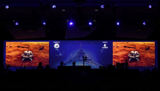  这是2022年9月21日在法国巴黎拍摄的天问一号火星探测团队成果介绍会现场。新华社记者 高静 摄