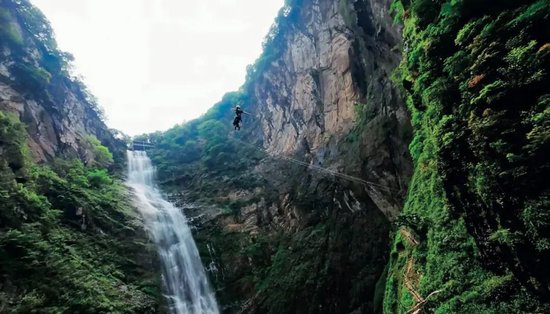 女游客玩瀑布秋千身亡续：业内人士称国内近百个荡绳类项目，“真正走完特检流程、拿到合法证件的，一个都没有”