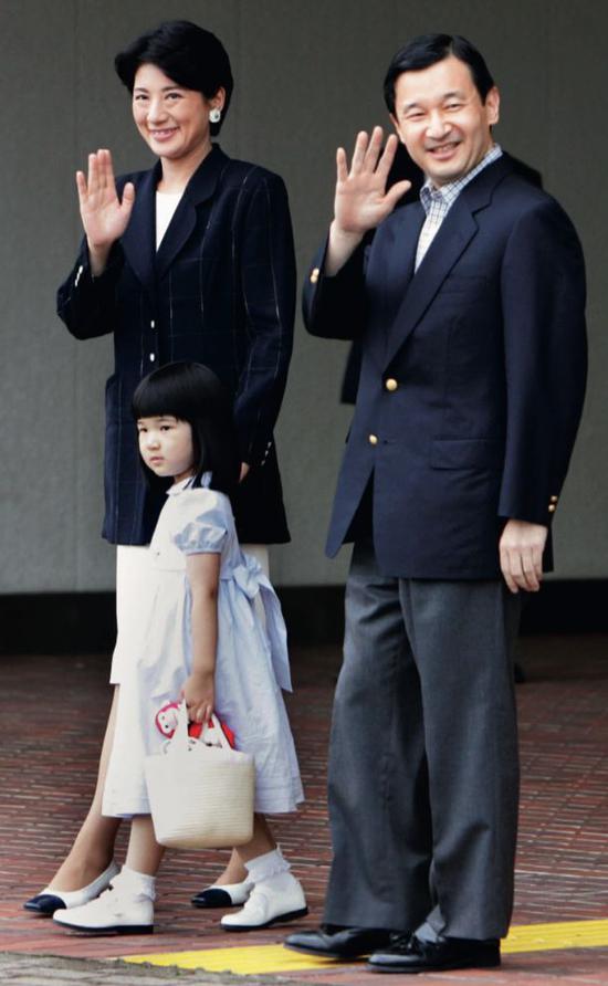 皇太子德仁(右)、皇太子妃雅子和4岁的女儿爱子。图/IC