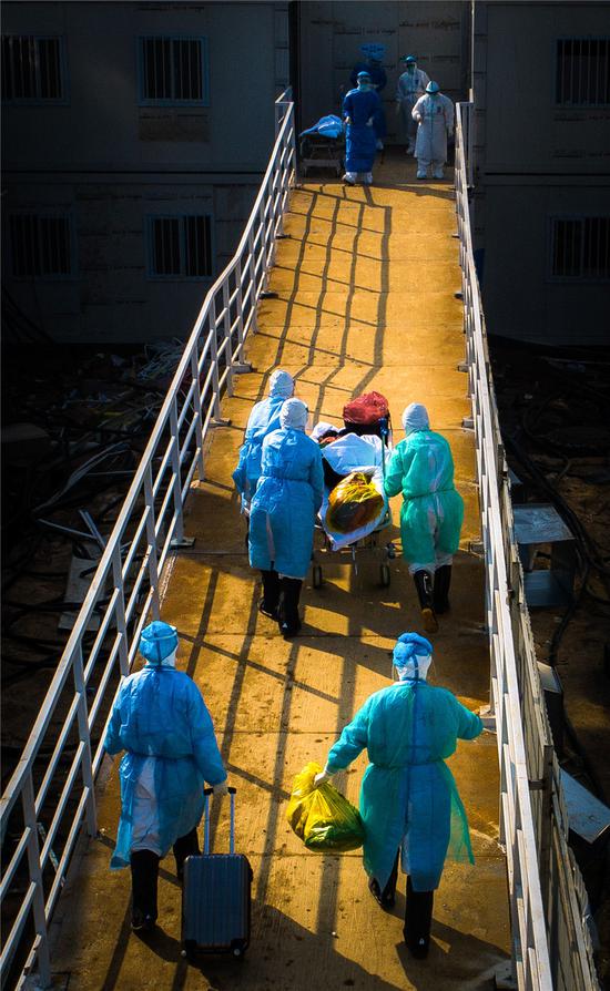 医护人员走向武汉火神山医院病房（2月4日摄）。新华社记者 肖艺九 摄