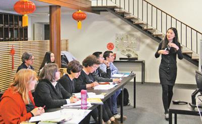 在葡萄牙科英布拉大学孔子学院，中国教师正在给当地学生教授汉语。本报记者 张远南摄